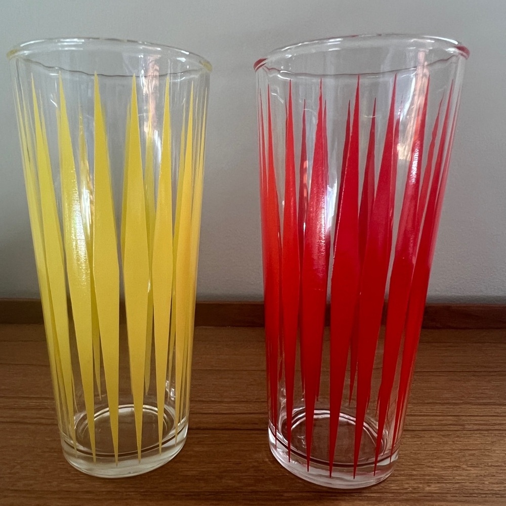 2 Mid-Century Modern "Atomic Starburst" diamond pattern drinking glasses.